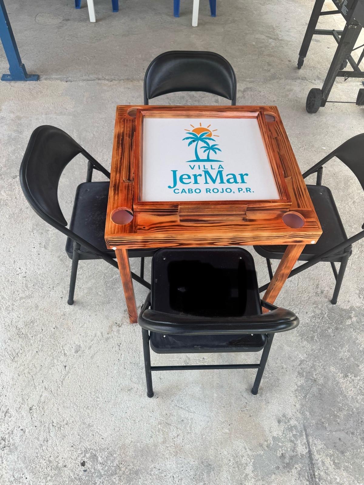 Mesa de dominó con el logo de la villa