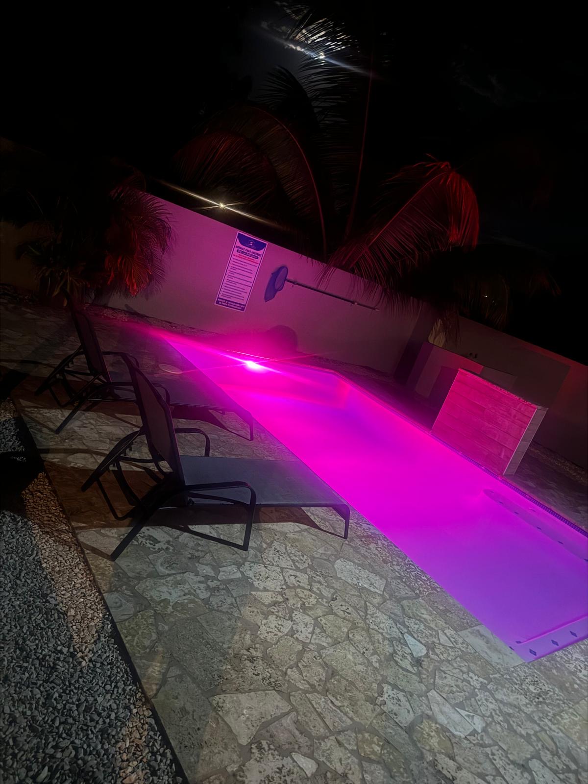 Piscina privada iluminada de noche